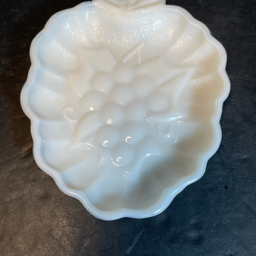Vtg Hazel Atlas Milk Glass Grapes Dish T81